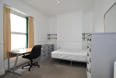 4 bed house, Wellington Street, Greenbank, Plymouth, PL48NB - Image 2